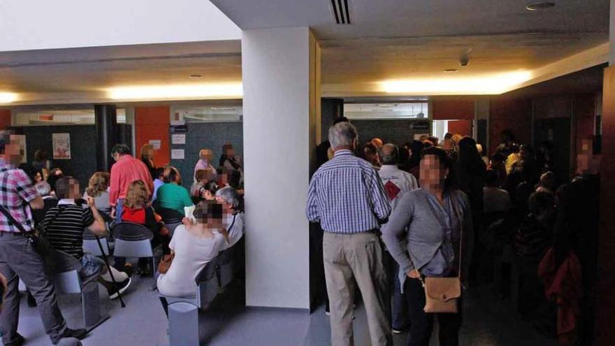 Pacientes en la sala de espera de las consultas de Traumatología.