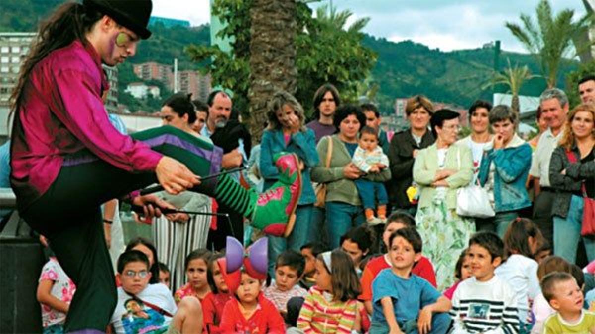 Artistas callejeros en la Avenida Bandoibarra