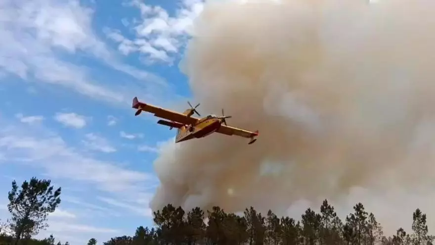 Amplio dispositivo en el monte ourensano para luchar contra un incendio forestal en Boborás