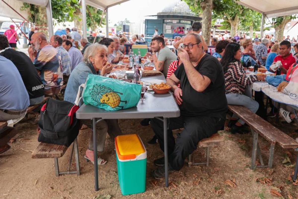 La carpa de l campo da Feira se llenó durante la degustación.