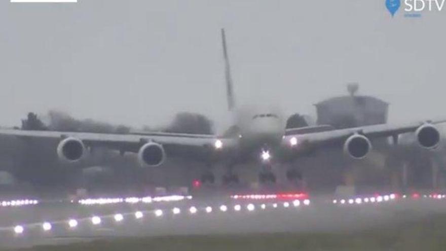 Espectacular aterrizaje de un Airbus A380 en Heathrow por las rachas de viento