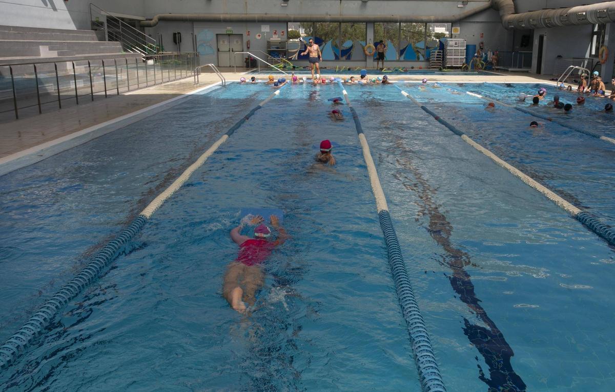 Usuarios de las piscinas en Sagunt.