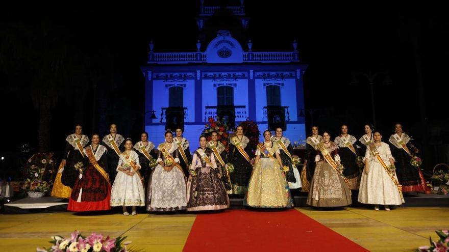 Les Alqueries proclama a su reina y se refresca con un tobogán acuático