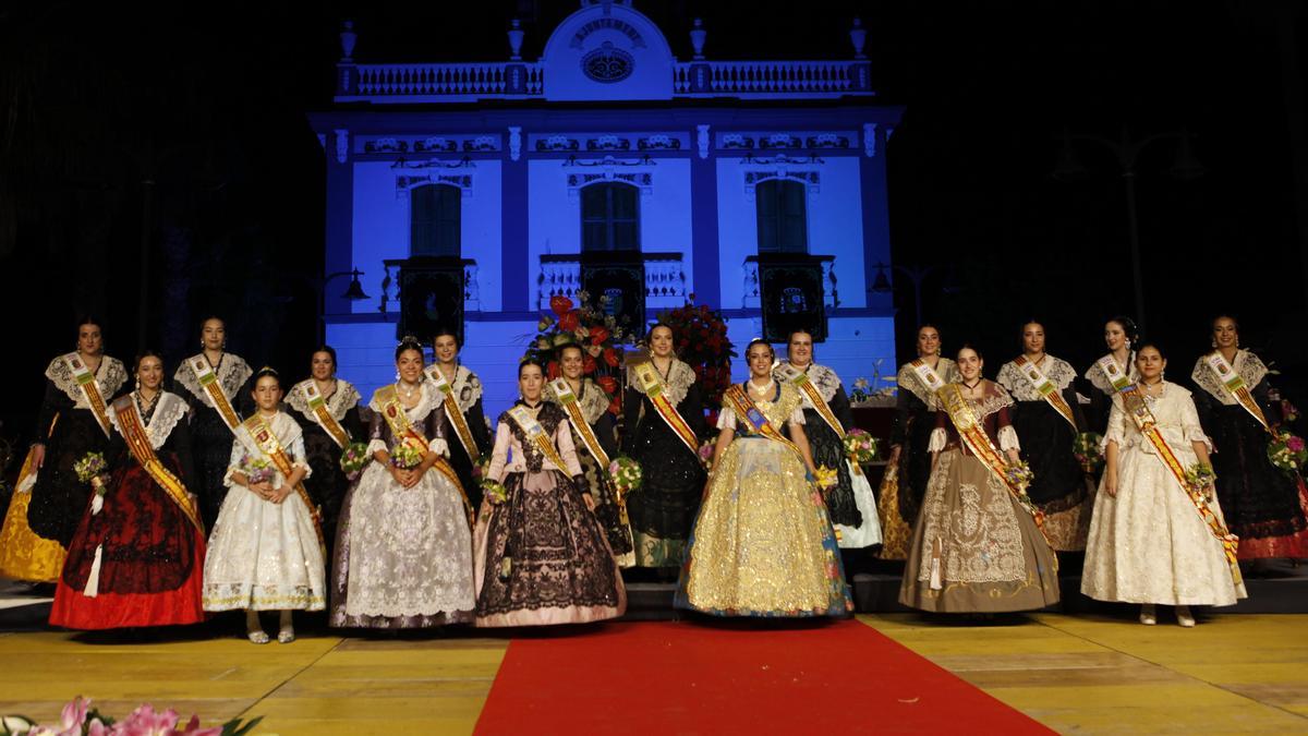 Foto de familia de la corte de honor de les Alqueries, que recibió el cariño de todos los vecinos, con la reina, Anna Ros Molés, como máxima representante.