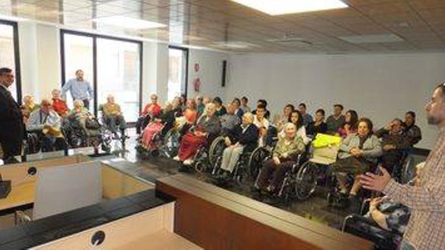 La residencia de la tercera edad visita el nuevo Ayuntamiento de Almassora