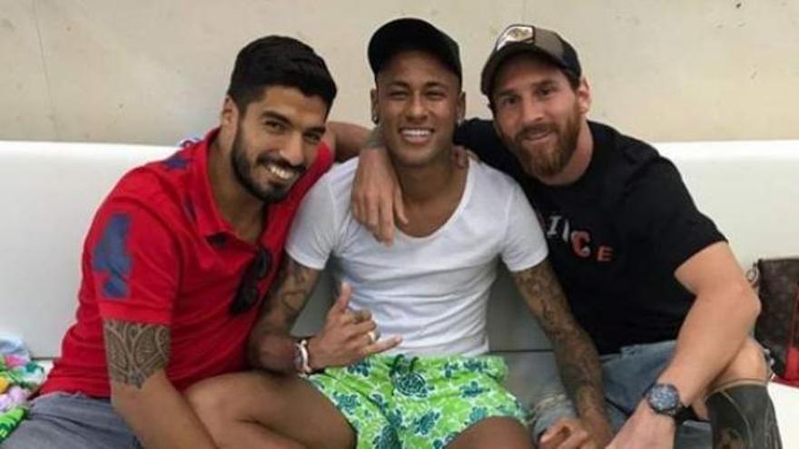Fiestón en Uruguay | Suárez celebra 10 años de casado con Messi o Neymar entre invitados