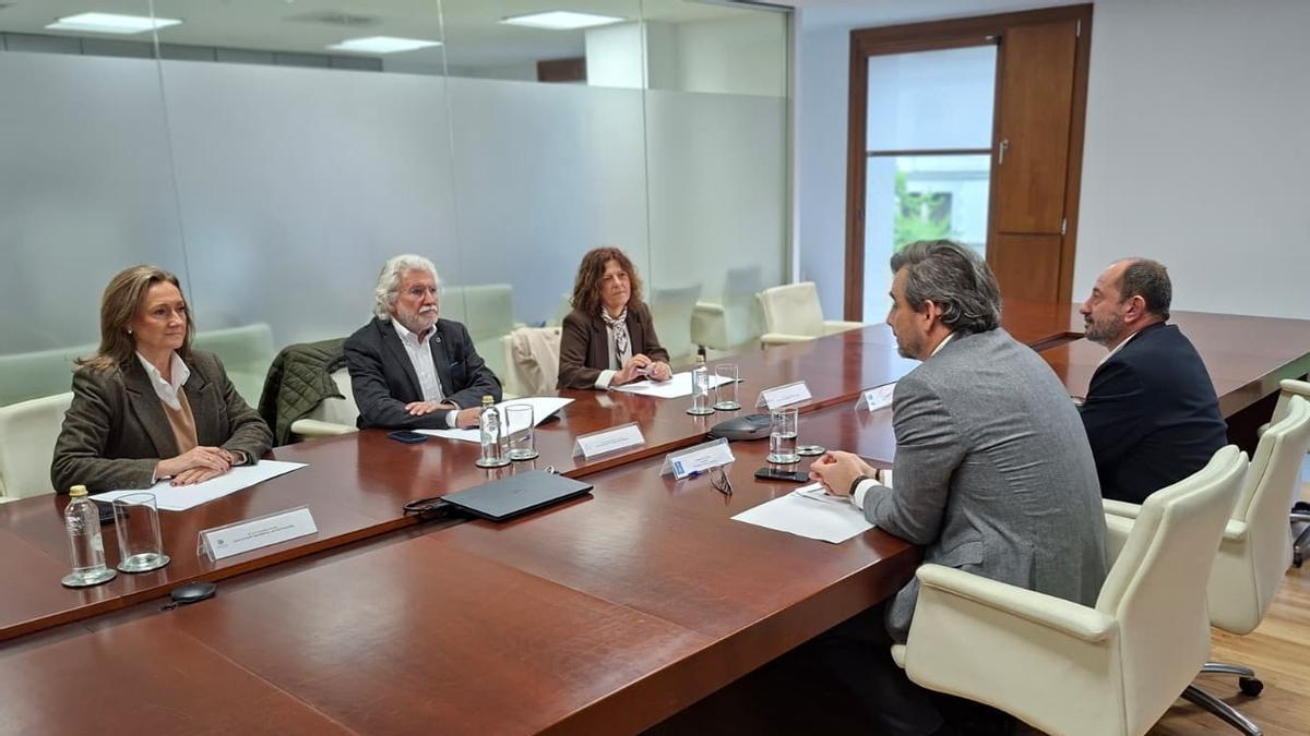 Luisa Sánchez (izq.), frente al conselleiro Diego Calvo.