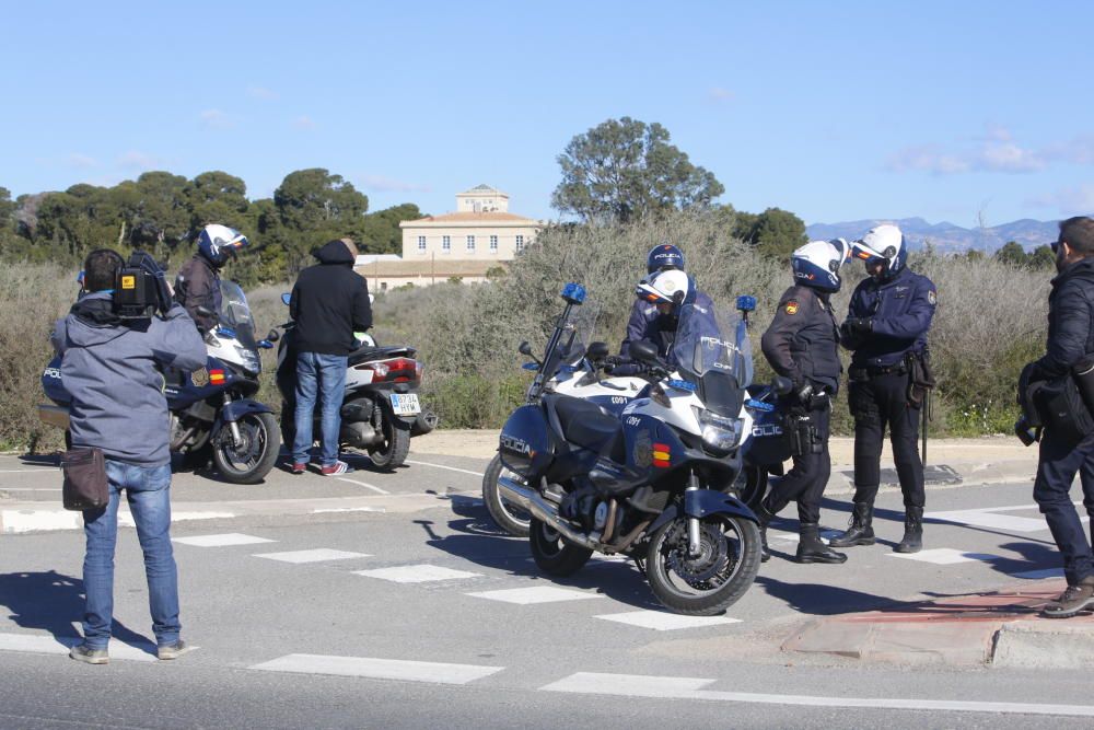 Despliegue policial ante la casa del detenido