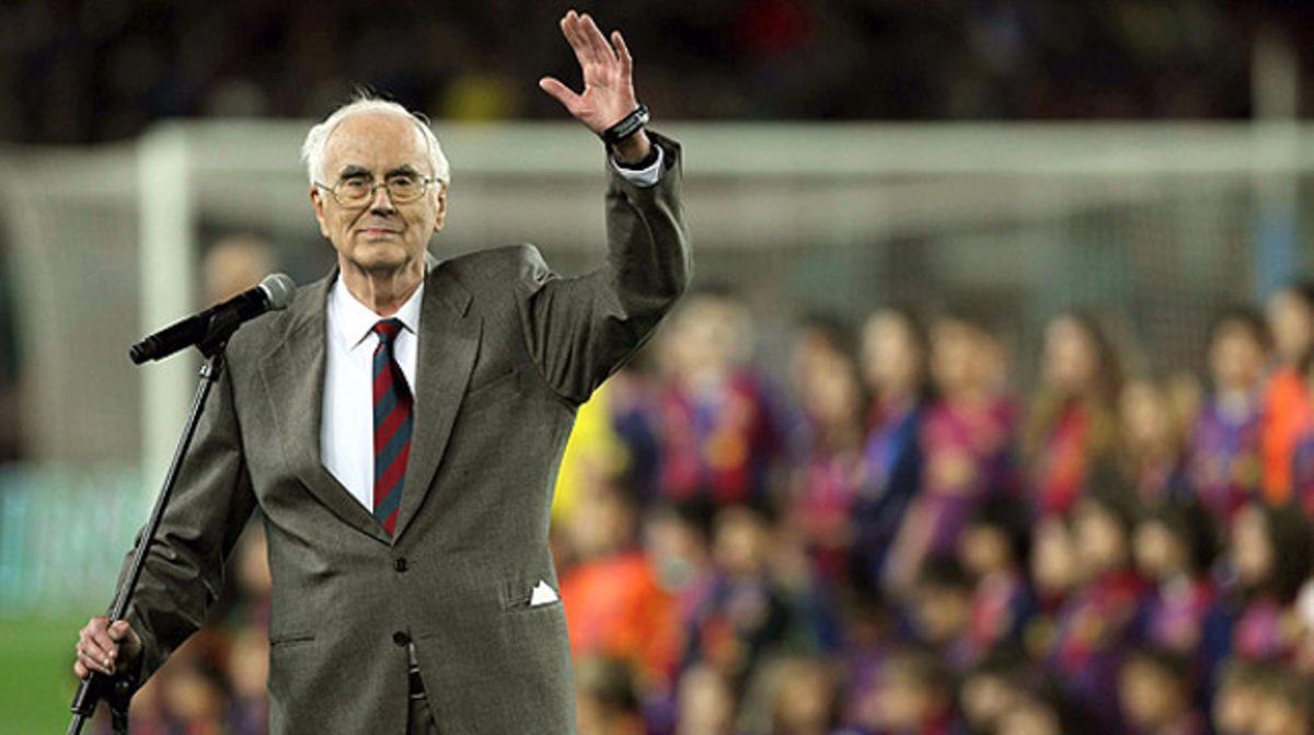 Josep Maria Espinas, durant l’homenatge que ha rebut abans del partit.