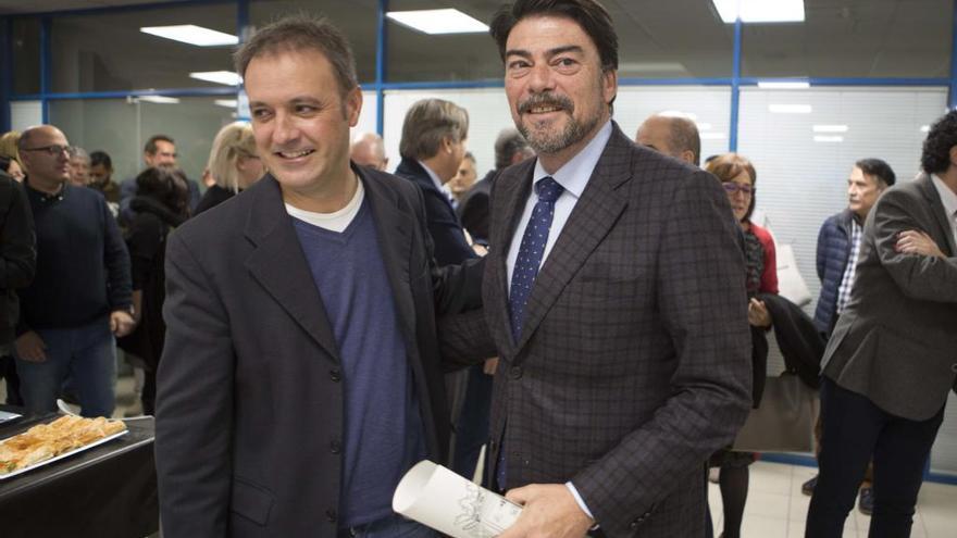 Natxo Bellido, de Compromís, con el alcalde Luis Barcala, del PP