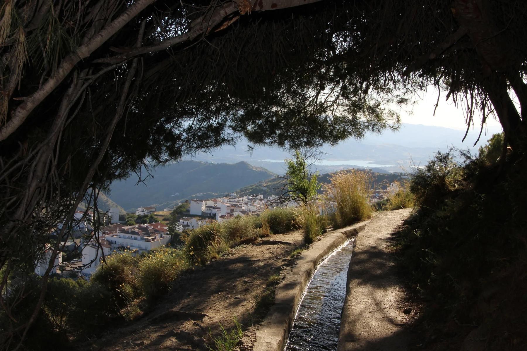 La acequia que te acompañará en la ruta