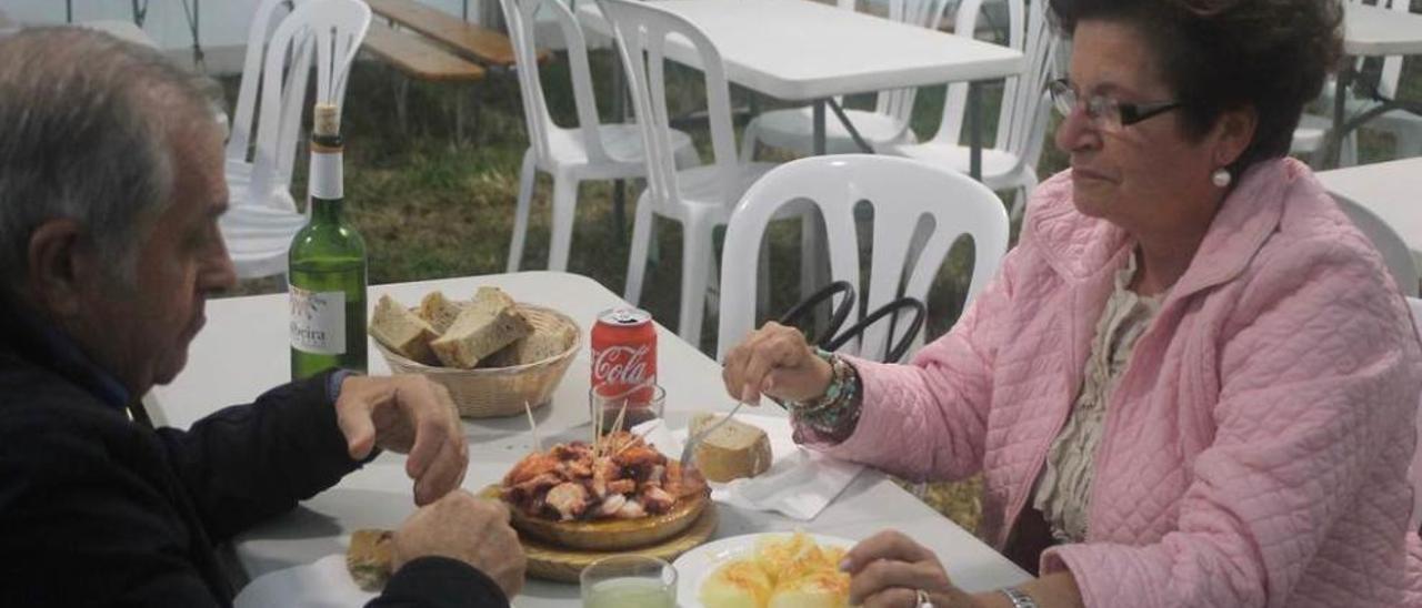 Federico López y Mariví Gutiérrez, degustando ayer pulpo en Candás.