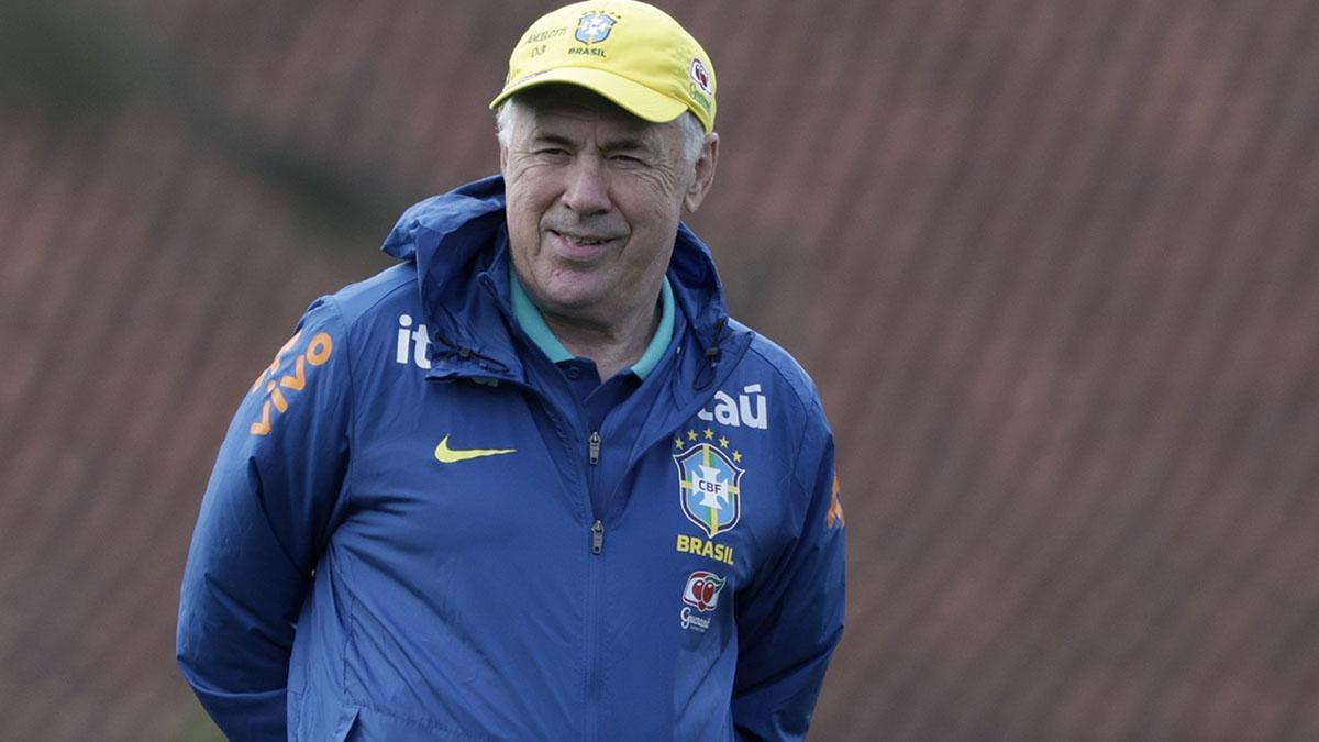 El entrenador de la selección brasileña de fútbol Carlo Ancelotti, participa durante un entrenamiento en Granja Comary