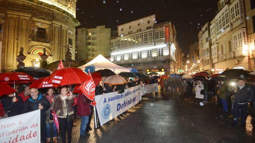 Participantes en la concentración convocada por SOS Sanidade Pública, que tuvo lugar en la plaza de A Peregrina. // Gustavo Santos