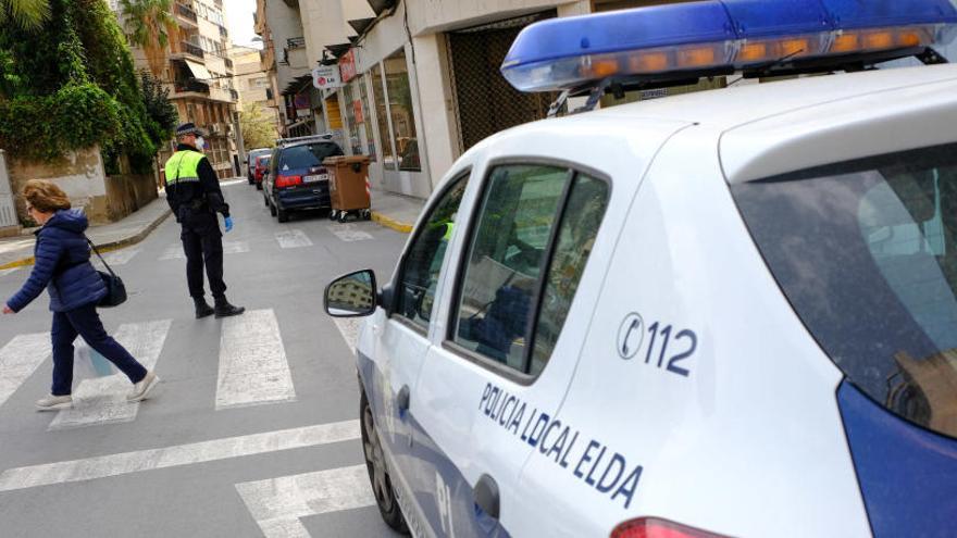 Una patrulla de la Policía Local durante los controles tras decretarse el estado de alarma por el coronavirus