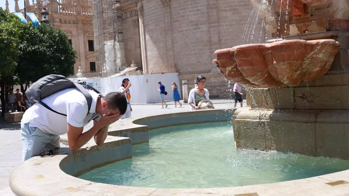 La odisea para beber agua en una fuente en Sevilla: una por cada 4.000 personas y barrios condenados a ser desiertos