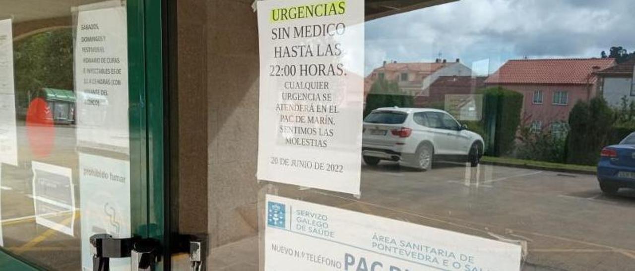 El cartel, ayer, que informaba de la falta de médico en Bueu. |   // G.N.