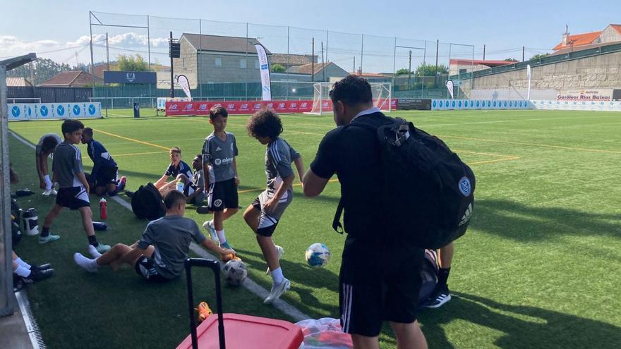 Los jugadores del New York City se acercaron ayer al campo de A Senra.