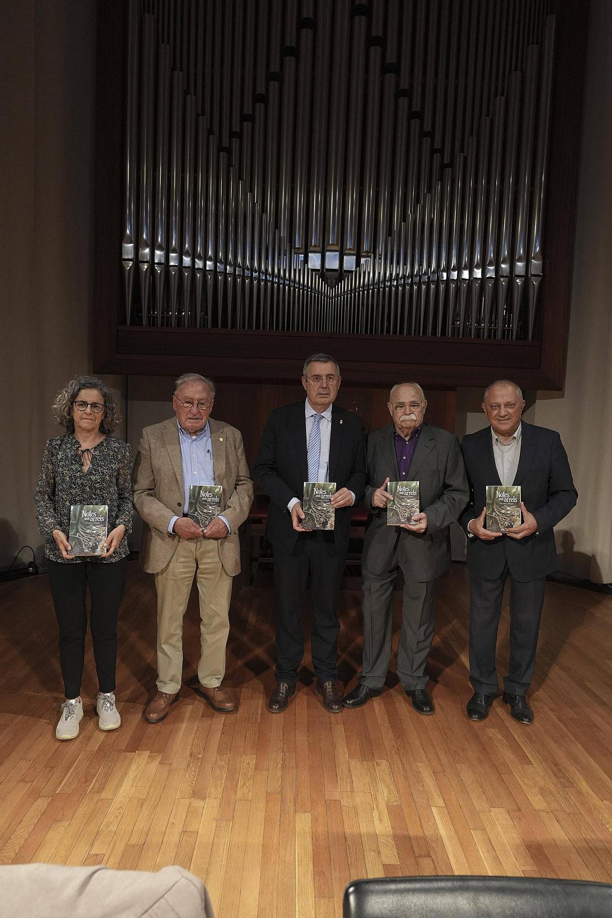 Fotogaleria: Victor Gay i Pere Codina reflexionen sobre la fragilitat de la vida en el llibre "Notes amb arrels"