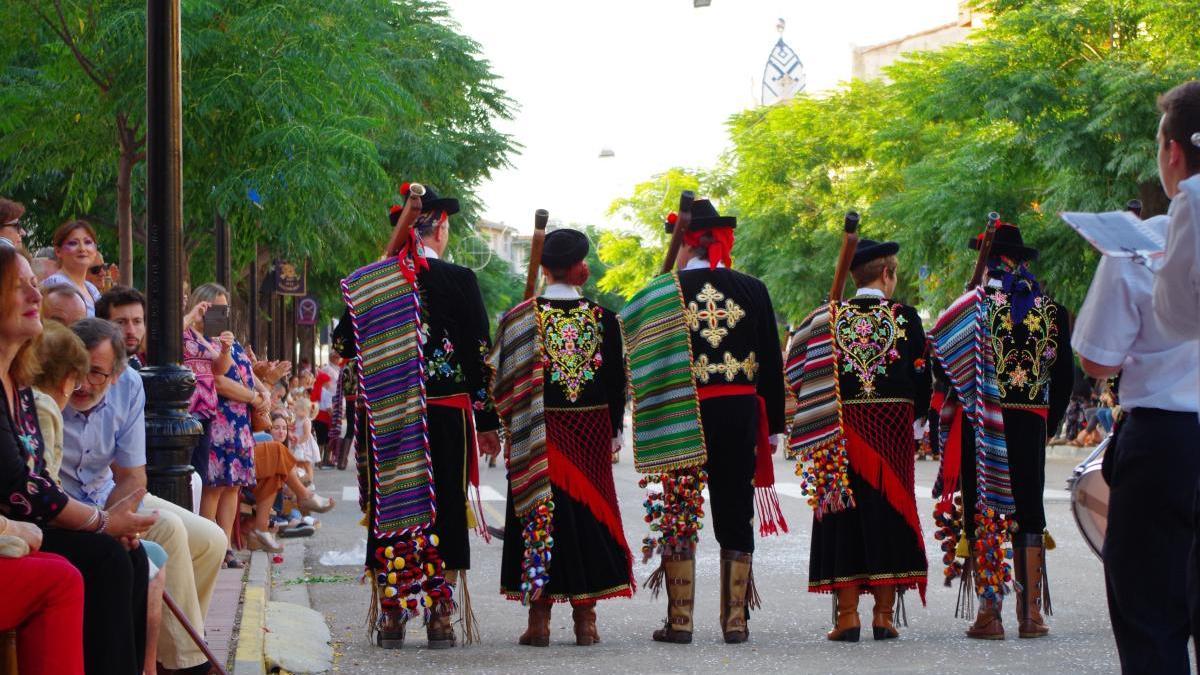 Desfile de una comparsa en las fiestas de Moros i Cristians de Fontanars, en una imagen de archivo