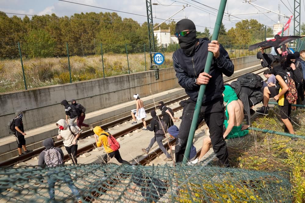 Tallen les vies del tren i el TAV a l'Avellaneda i fan barricades