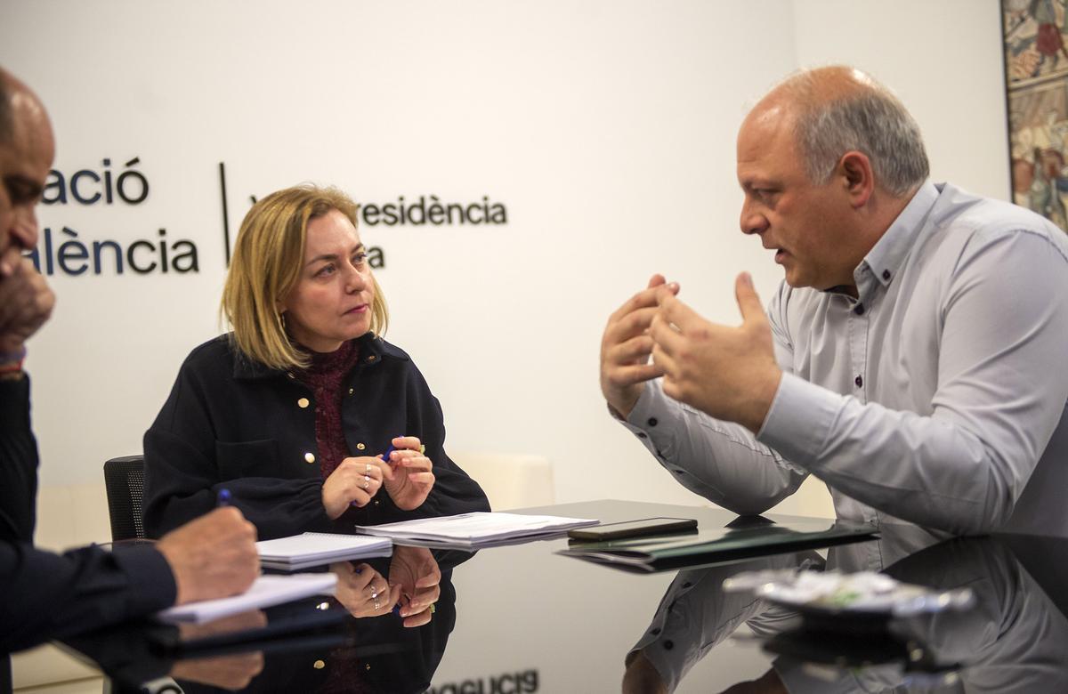 Natàlia Enguix reunida con Joaquín González, primer teniente de alcalde de Requena.