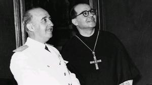 El general Francisco Franco y Aureli Maria Escarré, abad de Montserrat, en una imagen de archivo.