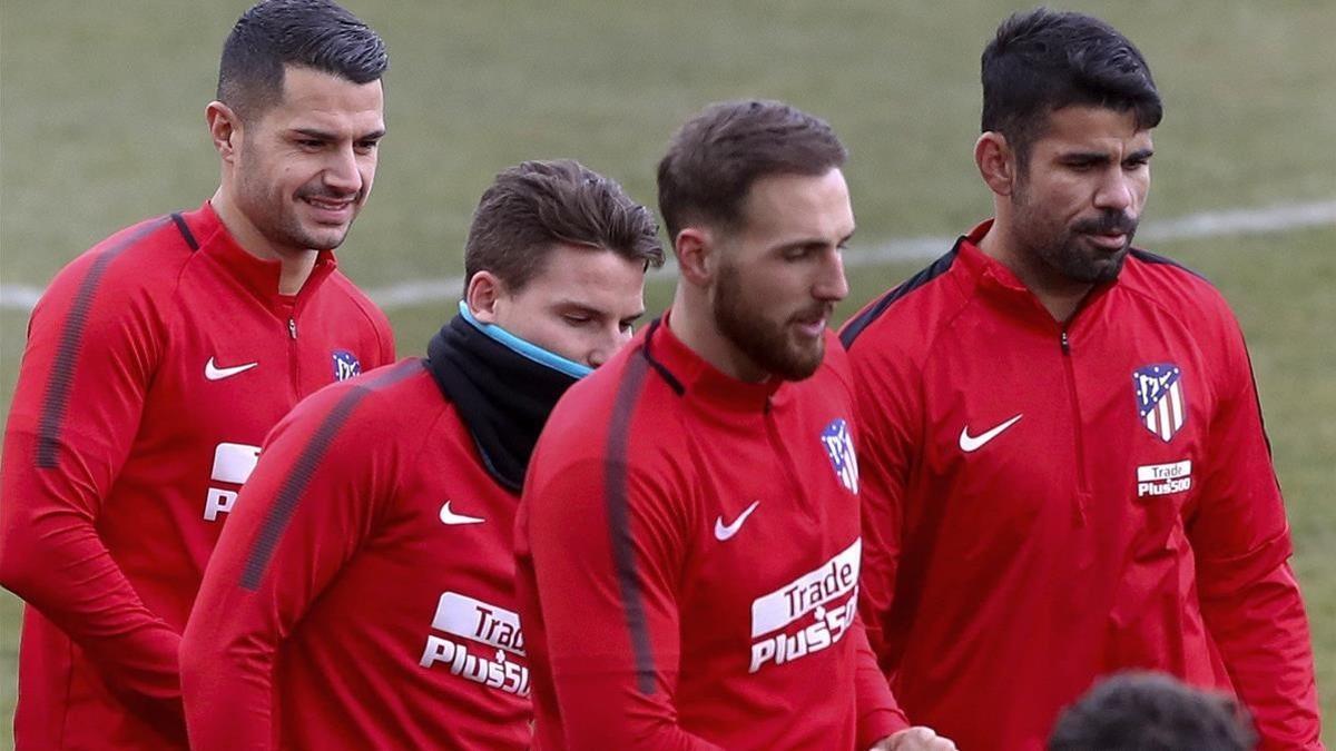 Costa, el primero por la derecha, y Vitolo, el primero por la izquierda, en un entrenamiento con el Atlético