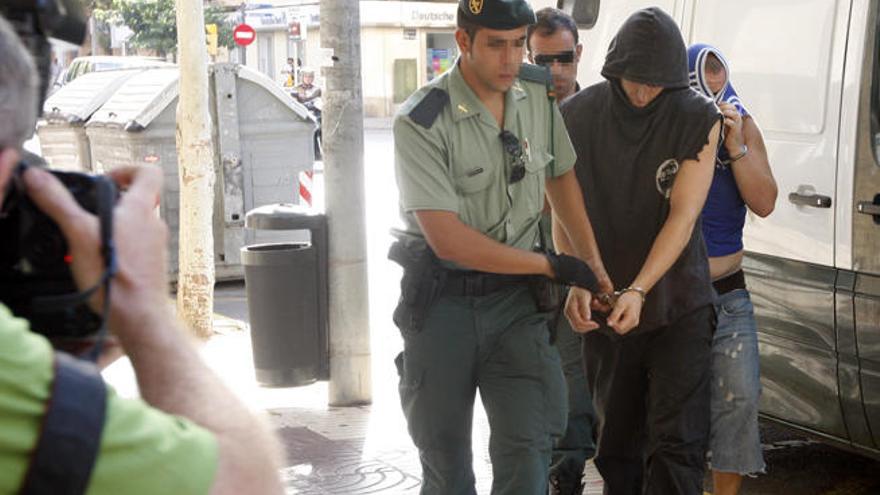 Varios de los detenidos en la operación Trafalgar en verano de 2009 entran en los juzgados.