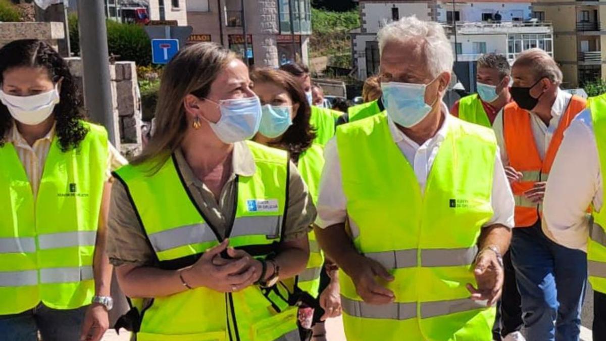 La conselleira y el alcalde, en una visita a la PO-308.