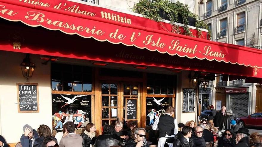 Las terrazas de París, como esta de la isla de San Luis, recuperan su pulso.