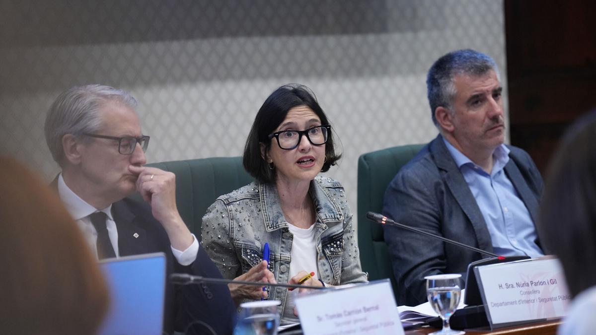 La consellera de Interior de la Generalitat, Núria Parlon, interviene durante una rueda de prensa para explicar los Presupuestos de su Departament, en el Parlament.