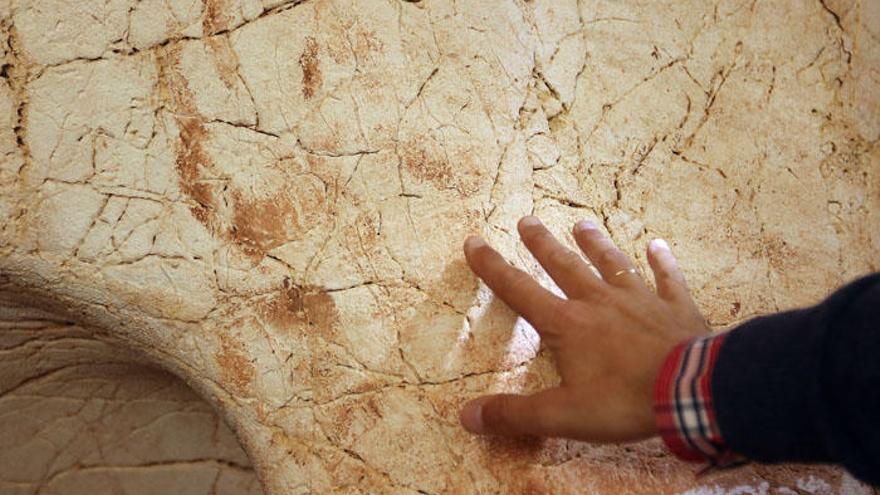 Huella de una mano en una pared de la Cueva del Tesoro, que podría haber sido realizada por los neandertales.