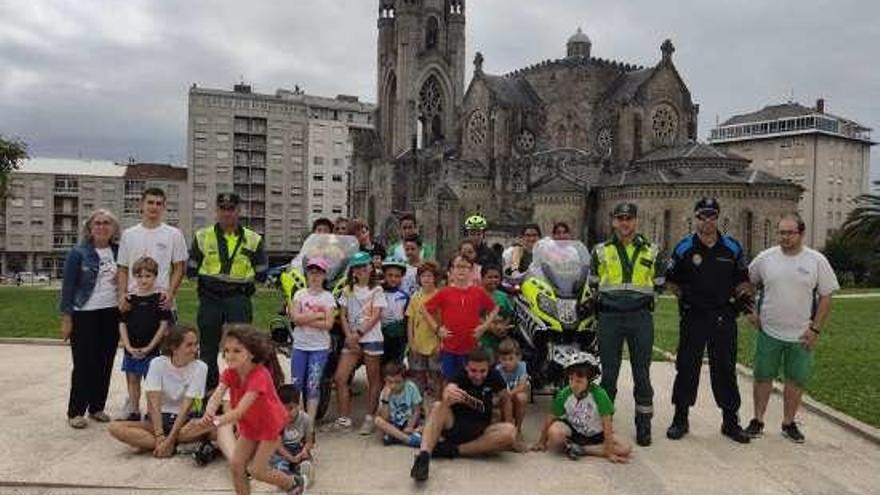 Organizadores, colaboradores y niños del campamento. // FdV