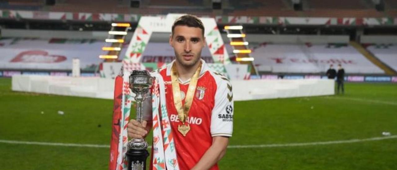 Abel Ruiz sostiene la Copa de Portugal, conquistada con el Braga la pasada semana. | LEVANTE-EMV