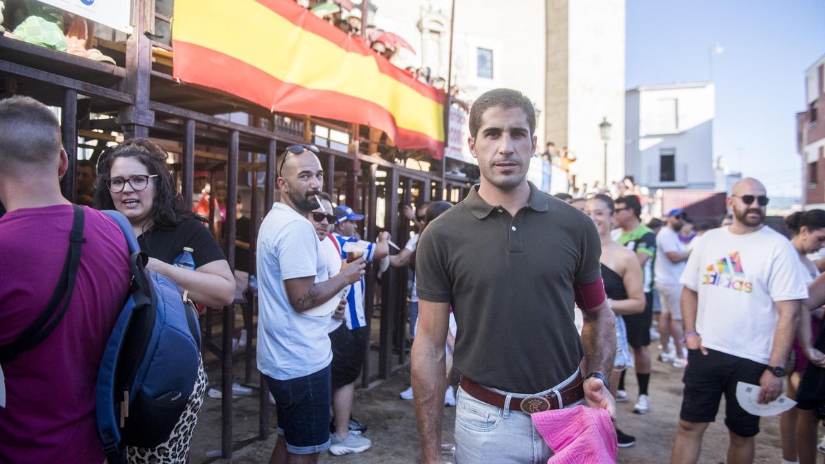 Rafael Cerro, antes del comienzo de un festejo taurino en Torrejoncillo.