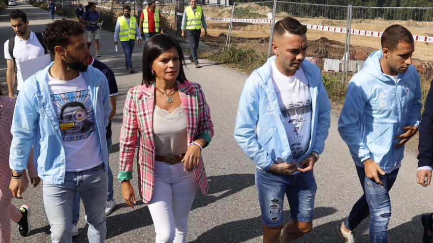 Nidia Arévalo, con jugadores del Celta. // R. Grobas