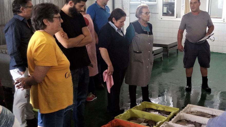 Momento de una subasta de pulpo en la lonja del puerto pesquero de la villa marinera de Laxe / J. m. R.