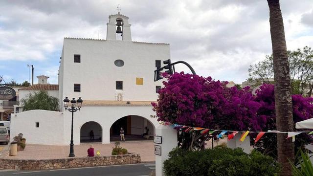 La buganvilla deCan Bernat Viny y, enfrente, laiglesia de SantJosep.