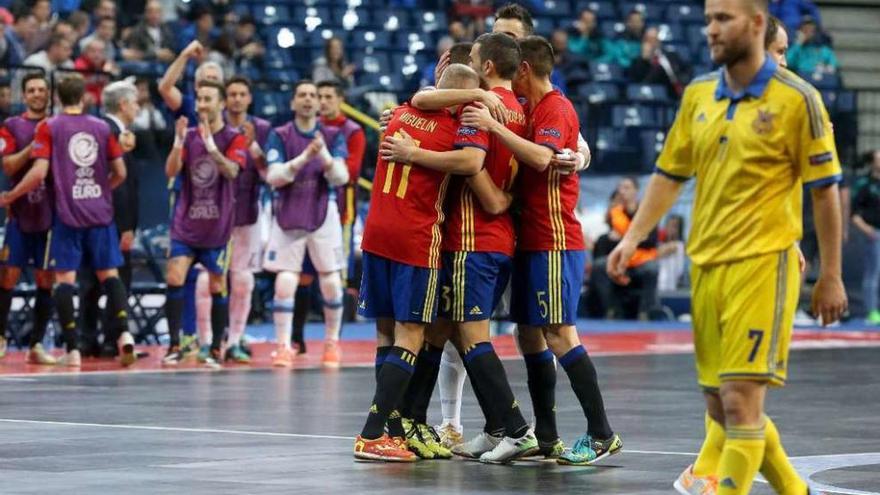 Los jugadores españoles festejan su clasificación para cuartos tras vencer a Ucrania. // Srdjan Suki