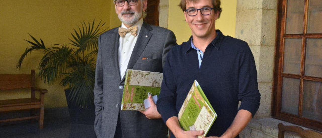 Alfredo Alvar (izquierda) junto a Félix Llorente en la Casa de Colón.