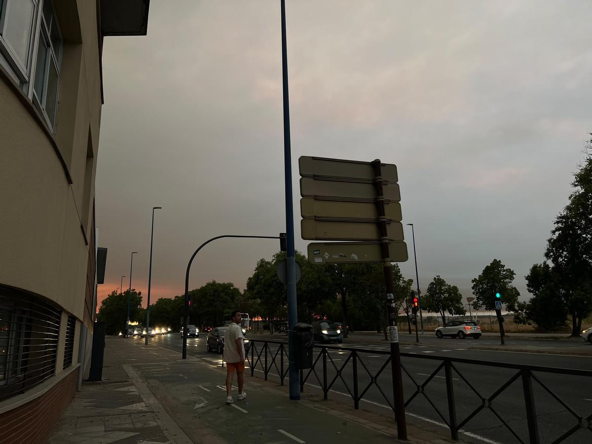 Humo procedente del incendio de Niebla en Sevilla capital.