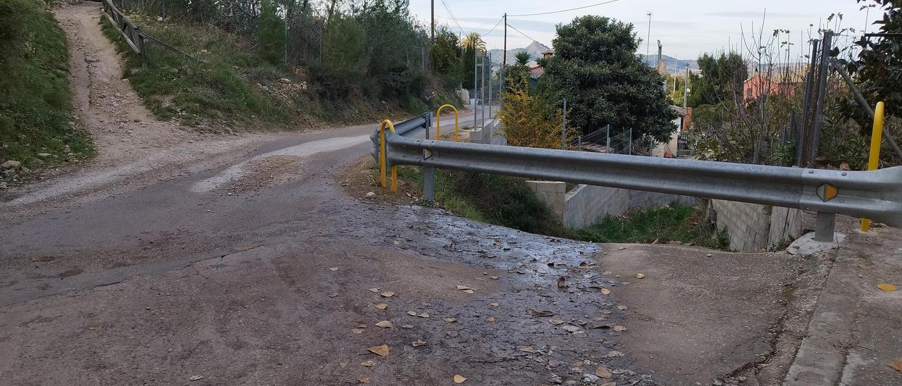 Fuga de agua en la zona del camí de Sant Antoni de Xàtiva, ayer.