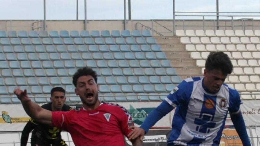 Luismi controla el balón ante un rival.