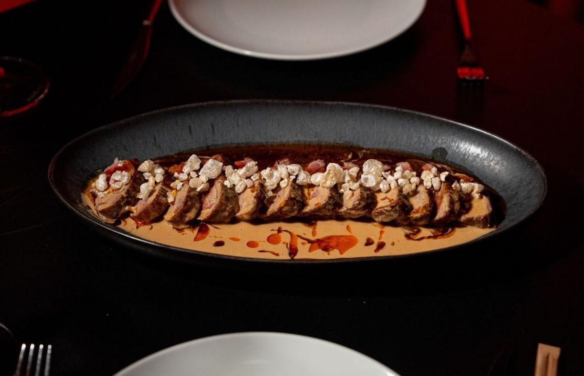 Plato de solomillo de cerdo ibérico vestido con salsa banbanji.