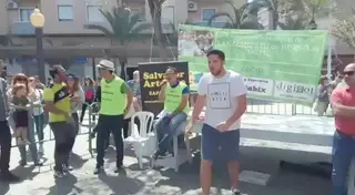 Un ilicitano bate el récord mundial de lanzamiento de hueso de dátil