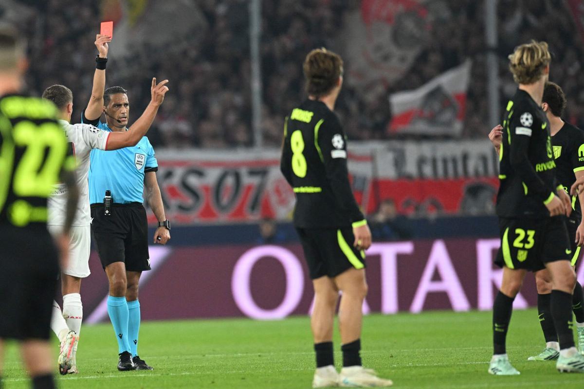 El árbitro del Stuttgart-Atlético expulsa a Hjulmand.