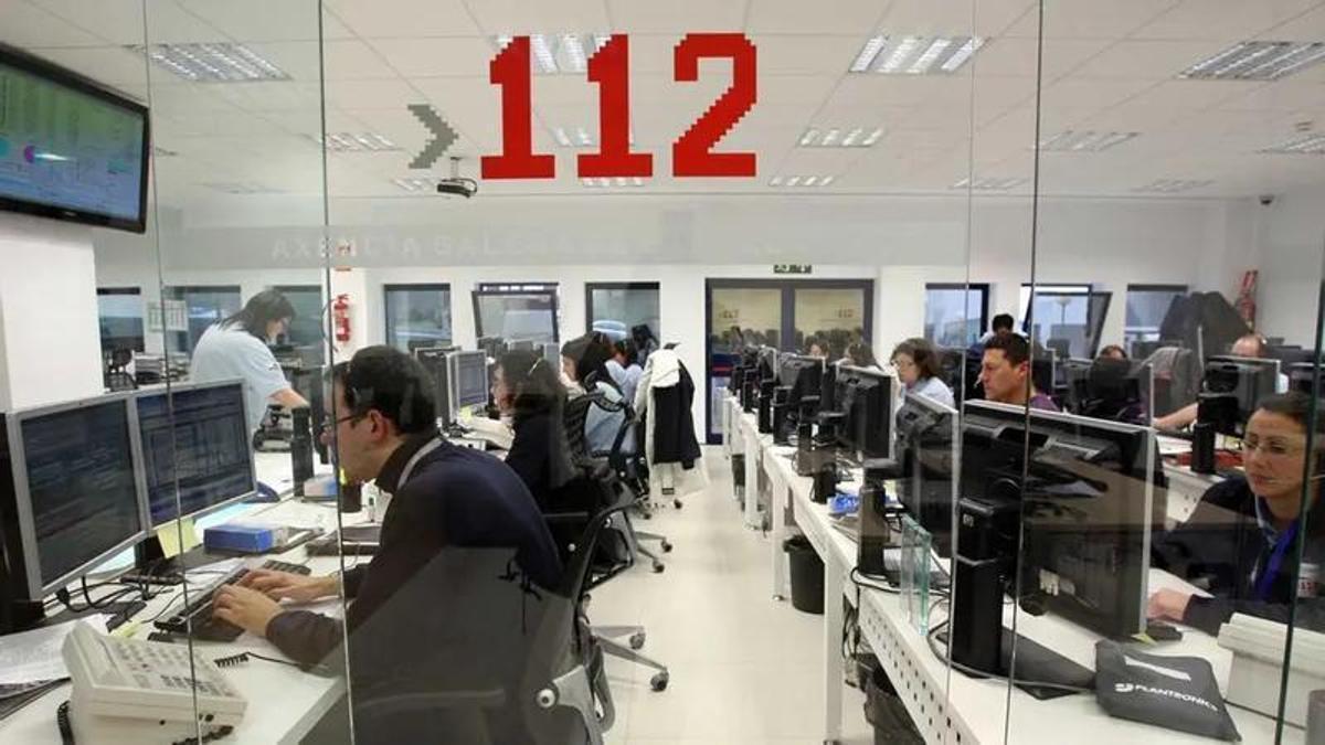 Personal del 112 Galicia durante una jornada laboral