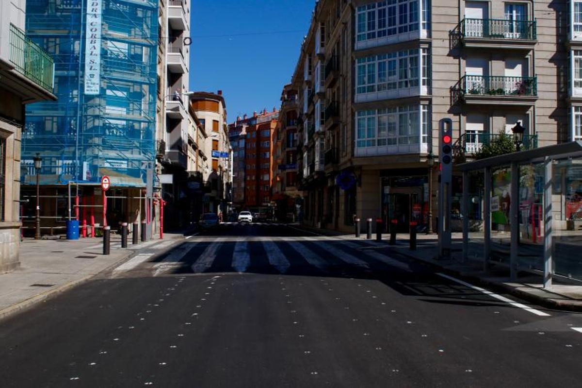 Comenzaron a marcar los carriles en Alexandre Bóveda. | // IÑAKI ABELLA