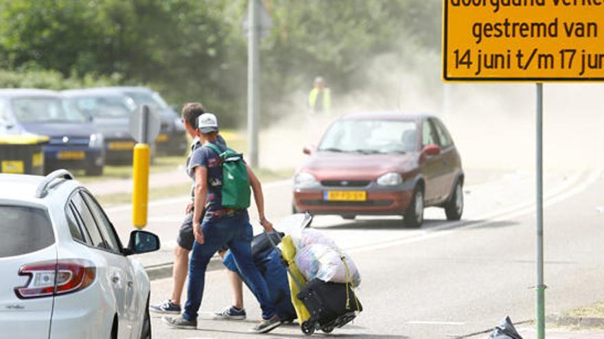 Dos jóvenes abandonan el Pinkpop.